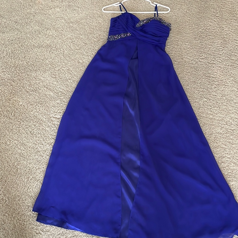 Very beautiful and elegant evening dress that only been worn once at a wedding